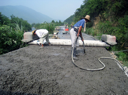 混凝土振捣器捣实市区通向农村的马路